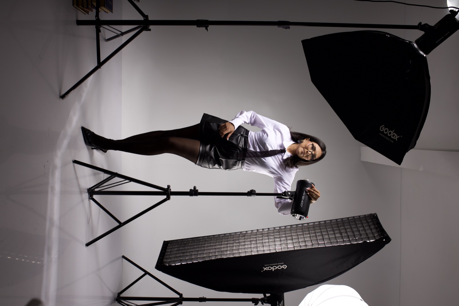 Joana Marques entre equipamento de iluminação no seu estúdio